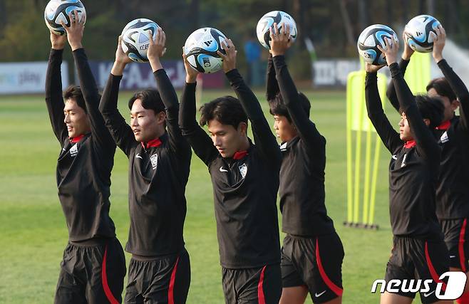 대한민국 U17 축구대표팀이 30일 경기도 파주 축구국가대표 트레이닝센터(NFC)에서 2023 국제축구연맹(FIFA) U17 월드컵 대비 최종 훈련을 하고 있다. 변성환 감독이 이끄는 U17 축구대표팀은 다음 달 12일 미국전을 시작으로 15일 프랑스, 18일 부르키나파소와 맞붙는다. 2023.10.30/뉴스1 ⓒ News1 김민지 기자