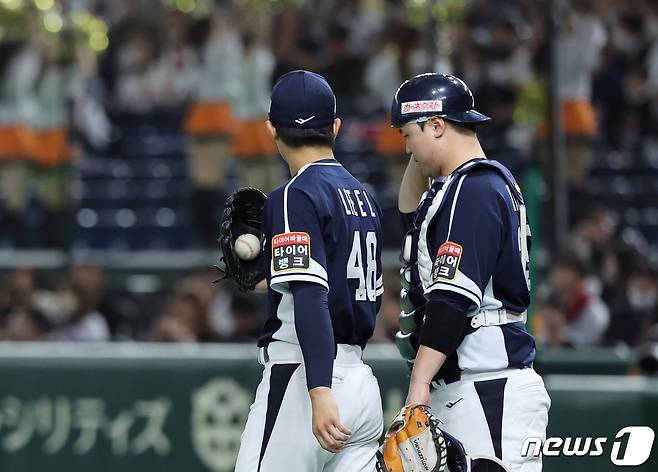 17일 오후 일본 도쿄돔에서 열린 '2023 아시아프로야구챔피언십(APBC)' 대한민국과 일본의 경기 1회말 위기가 찾아오자 대한민국 선발 이의리와 김형준이 대화하고 있다. 2023.11.17/뉴스1 ⓒ News1 이재명 기자