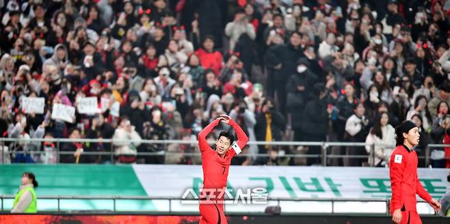 손흥민이 서울월드컵경기장에서 열린 2026북중미월드컵 아시아지역 2차예선 대한민국과 싱가포르의 경기 후반 환상적인 골을 성공시킨후 동료들과 자축하고 있다. 2023.11.16. 상암 | 강영조기자 kanjo@sportsseoul.com