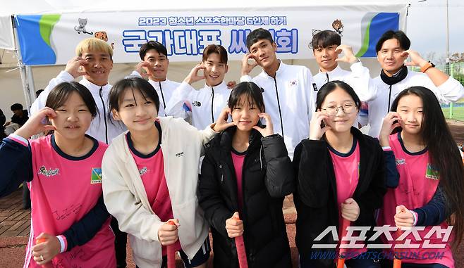 2023 청소년스포츠한마당 하키대회가 열린 11일 대구 안심체육공원. 2022 항저우 아시안게임 하키 대표팀 선수(왼쪽부터 장종현, 양지훈, 박철언, 이혜승, 손다인, 이승훈)들이 온양 풍기초 여학생들과 볼하트 포즈를 취하며 기념촬영을 하고 있다. 대구=박재만 기자 pjm@sportschosun.com/2023.11.11/