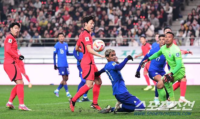 클리스만 감독이 이끄는 축구대표팀이 16일 서울월드컵경기장에서 싱가포르를 상대로 월드컵 2차 예선 경기를 펼쳤다. 대표팀의 크로스를 막아서고 있는 싱가포르 선수들. 상암=송정헌 기자songs@sportschosun.com/2023.11.16/