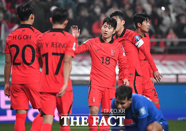 대한민국과 싱가포르의 2026 FIFA 북중미 월드컵 아시아 2차 예선전이 16일 오후 서울 마포구 서울월드컵경기장에서 열린 가운데 이강인이 후반 쐐기골을 기록한 후 동료들의 축하를 받고 있다./서울월드컵경기장=박헌우 기자