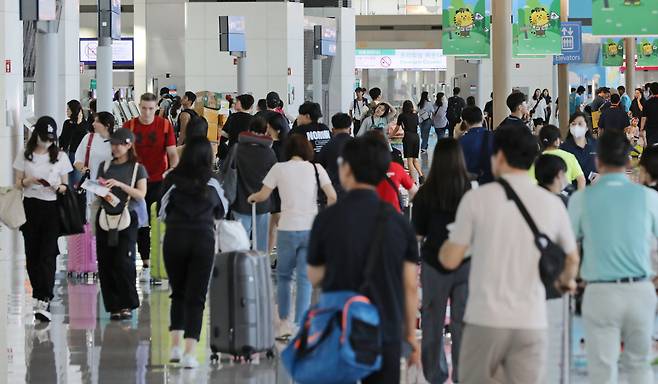 지난 10월 17일 오후 인천국제공항 제1터미널 출국장이 해외로 출국하려는 이용객들로 붐비고 있다. /뉴스1