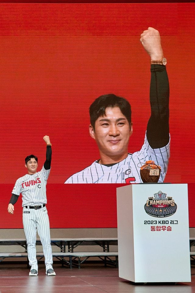 2023 KBO 한국시리즈에서 MVP를 차지한 LG 트윈스의 주장 오지환이 17일 오후 서울 강서구 마곡 LG 사이언스파크 컨버전스 홀에서 열린 통합우승 기념행사에서 故  구본무 선대 회장이 남긴 롤렉스 시계를 찬 뒤 포즈를 취하고 있다. /LG 트윈스 제공