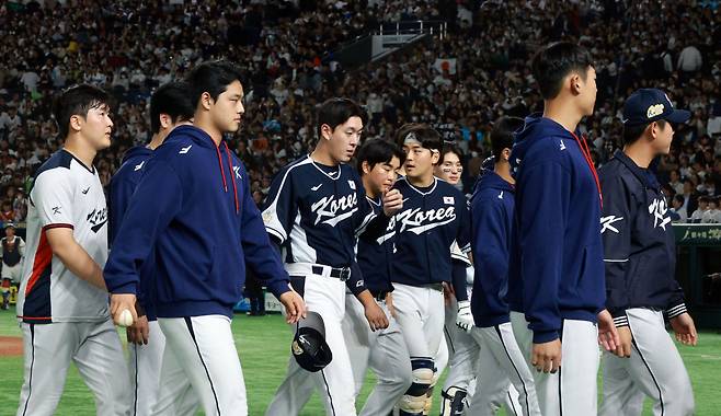 17일 일본 도쿄돔에서 열린 아시아프로야구챔피언십(APBC) 예선 2차전 대한민국과 일본의 경기. 1-2로 패한 대한민국 선수들이 아쉬워하며 덕아웃으로 향하고 있다. /연합뉴스