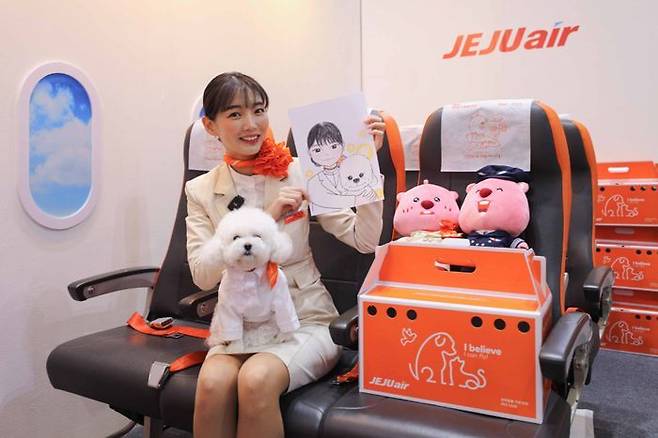 17일 오전 일산 킨텍스에서 진행된 ‘2023 MEGA ZOO’ 전시회에서 제주항공 객실 특화 서비스팀 ‘일러스타팀’ 소속 승무원들이 체험존을 방문한 고객들의 반려견의 캐리커쳐를 그려주는 이벤트를 진행하고 있다.ⓒ제주항공