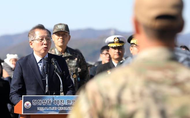 조승환 해양수산부 장관이 17일 경남 창원시 진해구 진해군항에서 열린 '청해부대 40진(광개토대왕함) 파병 복귀 환영 행사'에서 축사를 하고 있다. 사진=뉴스1