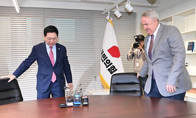 국민의힘 김기현 대표와 인요한 혁신위원장이 17일 오전 서울 여의도 당사에서 면담을 위해 자리에 앉고 있다. 공동취재사진