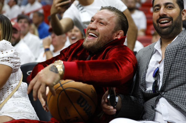 미국프로농구(NBA) 농구장 찾아 즐거운 시간을 보내는 코너 맥그리거. AFP=연합뉴스