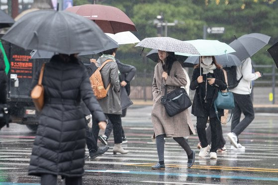 전국 곳곳에 비가 내린 16일 서울 세종대로사거리에서 우산을 쓴 시민들이 발걸음을 옮기고 있다. /뉴스1