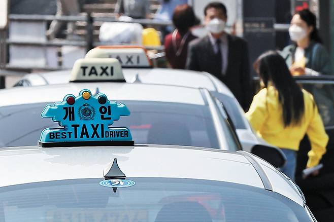 택시 지붕에 다양한 모양의 갓등이 달려 있다. 뉴스1