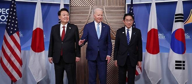 아시아태평양경제협력체(APEC) 정상회의 참석차 미국을 방문중인 윤석열 대통령이 16일(현지시간) 샌프란시스코 모스코니센터에서 조 바이든 미국 대통령, 기시다 후미오 일본 총리와 회동, 기념촬영하고 있다. 샌프란시스코/ 김창길 기자