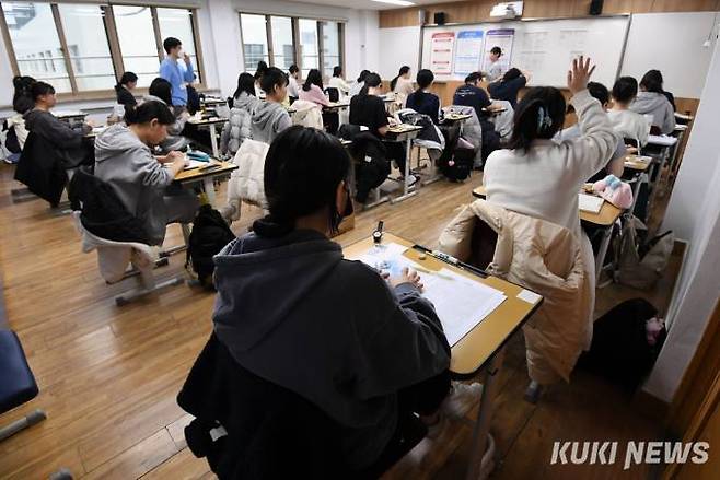 2024학년도 대학수학능력시험이 치러지는 16일 서울 이화여자외국어고등학교에서 수험생들이 시험을 준비하고 있다. 사진공동취재단