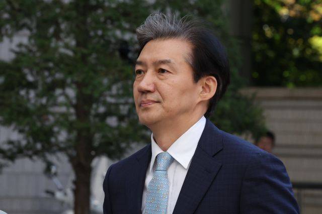 '자녀 입시 비리·감찰 무마 의혹'으로 재판에 넘겨진 조국 전 법무부 장관이 16일 오후 서울 서초구 서울고등법원에서 열리는 2심 속행 공판에 출석하고 있다. 연합뉴스