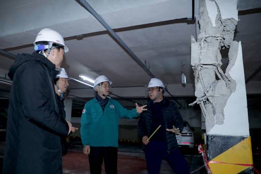 이동환 고양특례시장을 비롯한 시 관계자들이 주엽동의 한 아파트 단지 지하 주차장에서 파손된 기둥을 살펴보고 있다. 고양시 제공