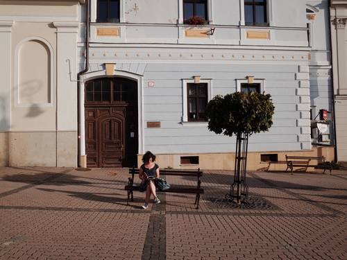 광장에서 시간을 보내는 사람들
