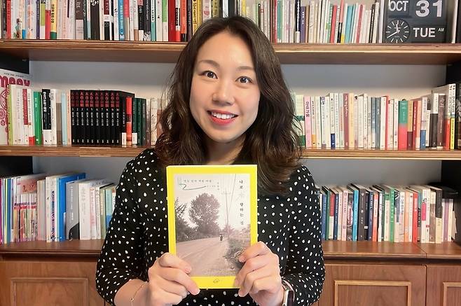 ‘나로 향하는 길-열두 밤의 책방 여행’ 김슬기 작가 / 사진=책구름 제공