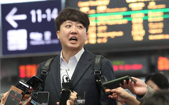 이준석 전 국민의힘 대표가 지난 9일 동대구역에서 취재진의 질문에 답하고 있다. [연합]