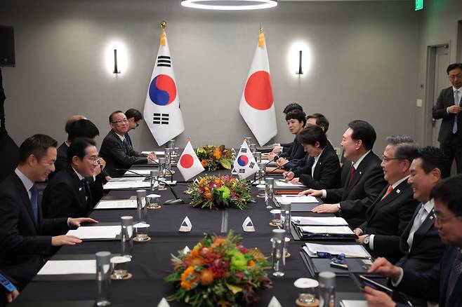 아시아태평양경제협력체(APEC) 정상회의 참석차 미국을 방문한 윤석열 대통령이 16일(현지시간) 샌프란시스코 한 호텔에서 기시다 후미오 일본 총리와 한일 정상회담을 하고 있다. [연합]