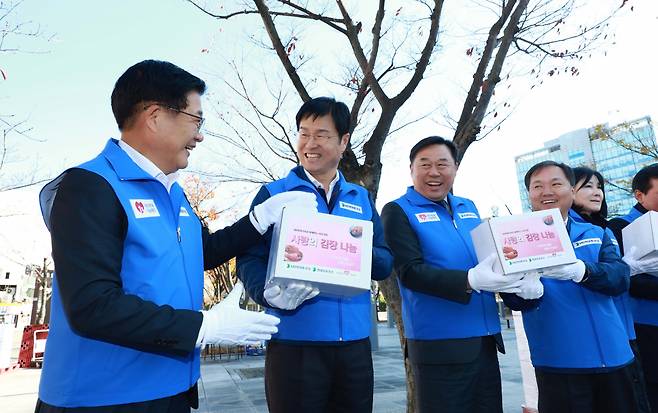 이상균(왼쪽 두번째부터) HD현대중공업 사장과 김종훈 울산 동구청장, 김형관 현대미포조선 사장 등이 17일 울산 동구 현대백화점 현대광장에서 열린 ‘2023년 사랑의 김장 나눔 행사’에 참여하고 있다. [HD현대중공업 제공]