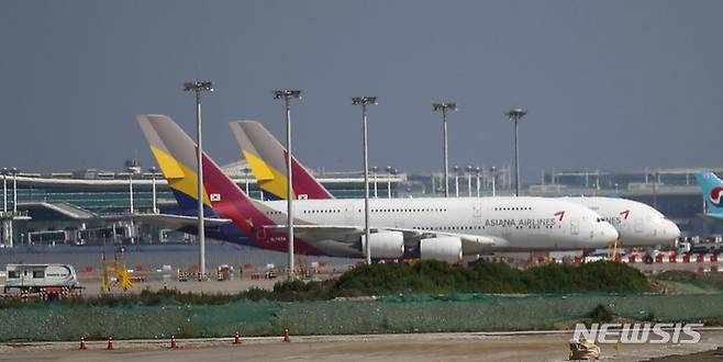 [인천공항=뉴시스] 정병혁 기자 = 인천국제공항 주기장에 아시아나항공 여객기가 주기되어 있다. (사진=뉴시스DB. 기사 내용과 직접 연관이 없습니다.) photo@newsis.com