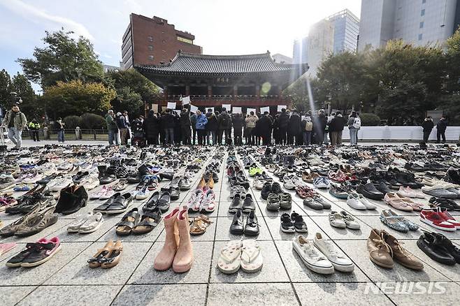 [서울=뉴시스] 김근수 기자 = 팔레스타인과 연대하는 한국 시민사회 긴급행동 회원들이 17일 오전 서울 종로구 보신각 앞에서  팔레스타인 희생자를 애도하는 기자회견을 하고 있다. 2023.11.17. ks@newsis.com