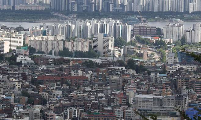 남산에서 바라본 서울의 아파트와 빌라 모습. 뉴시스