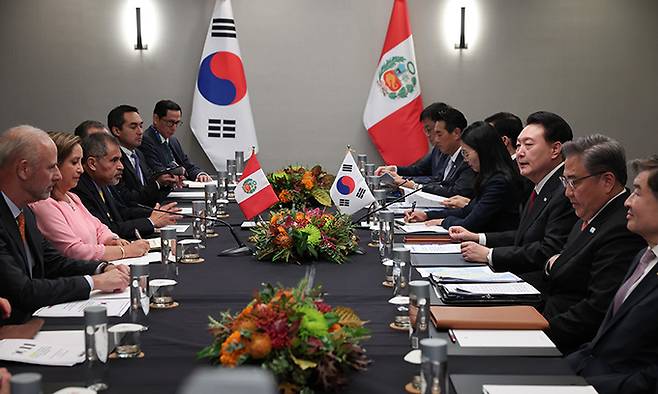 아시아태평양경제협력체(APEC) 정상회의 참석차 미국을 방문한 윤석열 대통령이 16일(현지시간) 샌프란시스코 한 호텔에서 열린 디나 볼루아르테 페루 대통령과의 한·페루 정상회담에서 발언하고 있다. 공동취재사진