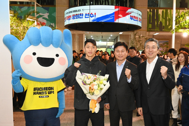 남자축구 국가대표 공격수 황희찬이 17일 부천시청을 방문해 조용익 시장 등과 기념촬영을 하고 있다. 사진 제공 = 부천시