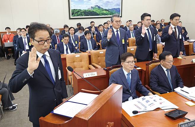 박영우 대유위니아그룹 회장, 조익서 오티스엘레베이터 대표, 이국환 우아한형제들 대표, 홍용준 쿠팡CLS 대표(왼쪽부터)가 국회 국정감사 증인으로 출석해 선서를 하고 있다. ⓒ연합뉴스