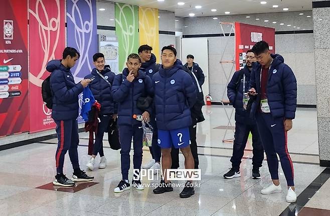 ▲ 손흥민을 기다리는 싱가포르 선수들.