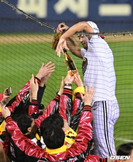 LG 고우석이 13일 한국시리즈 우승 후 팬들과 함께 기쁨을 나누고 있다.