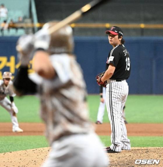 고우석(왼쪽)과 이정후의 투,타 대결 모습.