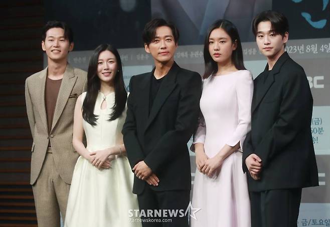 배우 이학주, 이다인, 남궁민, 안은진, 김윤우가 4일 오후 서울 마포구 상암동 MBC에서 진행된 금토드라마 '연인' 제작발표회에 참석해 포즈를 취하고 있다.  병자호란을 겪으며 엇갈리는 연인들의 사랑과 백성들의 생명력을 다룬 휴먼역사멜로 드라마 '연인'은 오늘(4일) 첫 방송된다. /2023.08.04 /사진=이동훈