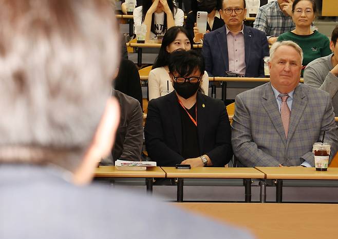 인요한 국민의힘 혁신위원장이 11월 4일 오후 부산 경성대학교에서 열린 이준석 전 대표, 이언주 전 의원이 진행하는 토크콘서트에 참석했다. 이날 인요한 혁신위원장은 1시간 30분가량 진행된 토크콘서트를 지켜보고 자리를 떠났다. /연합뉴스