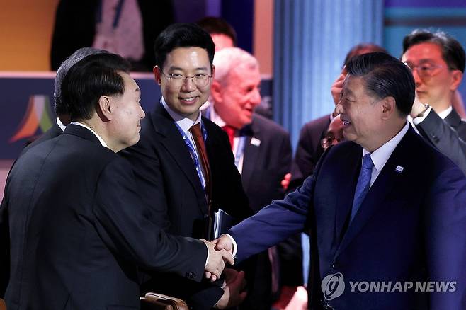 시진핑 주석과 악수하는 윤석열 대통령 (샌프란시스코=연합뉴스) 진성철 기자 = 윤석열 대통령이 16일(현지시간) 미국 샌프란시스코 모스코니센터에서 열린 아시아태평양경제협력체(APEC) 정상회의 제1세션에서 시진핑 중국 국가주석과 악수하고 있다.  2023.11.17 [공동취재] zjin@yna.co.kr