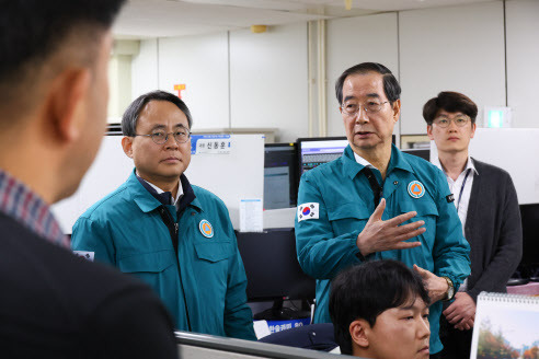 한덕수 국무총리가 18일 오전 시도·새올행정시스템 장애 복구와 관련해 대전에 있는 국가정보자원관리원의 복구 현장을 방문했다. (사진=총리실)