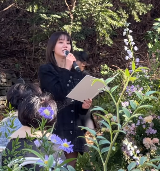 18일  걸스데이 박소진의 결혼식에 막내 혜리가 축사를 하고 있다. 사진 | 이랑 채널