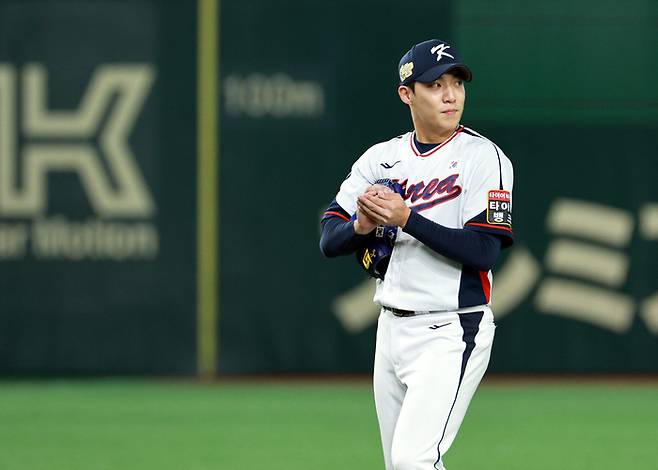 18일 일본 도쿄돔에서 열린 아시아프로야구챔피언십(APBC) 예선 최종전 대한민국과 대만의 경기.  4회초 무사에서 대만 류지훙에게 솔로 홈런을 허용한 선발 투수 원태인이 아쉬워하고 있다. 2023.11.18. 사진 | 도쿄=연합뉴스