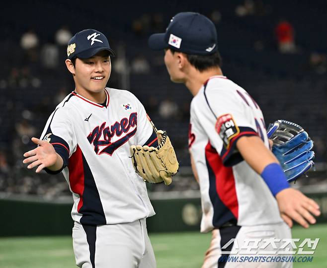 16일 일본 도쿄돔에서 열린 2023 아시아 프로야구 챔피언십(APBC) 한국과 호주의 경기. 문동주가 이닝을 마친 뒤 야수들을 반기고 있다. 도쿄(일본)=박재만 기자pjm@sportschosun.com/2023.11.16/