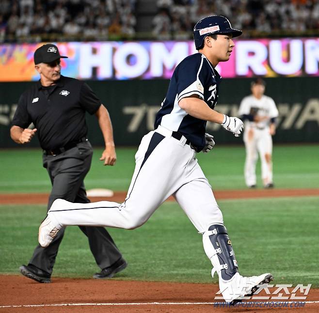 17일 일본 도쿄돔에서 열린 2023 아시아 프로야구 챔피언십(APBC) 한국과 일본의 경기. 9회초 2사 대타 김휘집이 솔로포를 날린 뒤 환호하고 있다. 도쿄(일본)=박재만 기자pjm@sportschosun.com/2023.11.17/