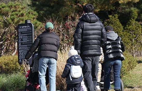 지난 12일 서울 강북구 북서울꿈의숲에서 시민들이 이동하고 있다. ⓒ연합뉴스