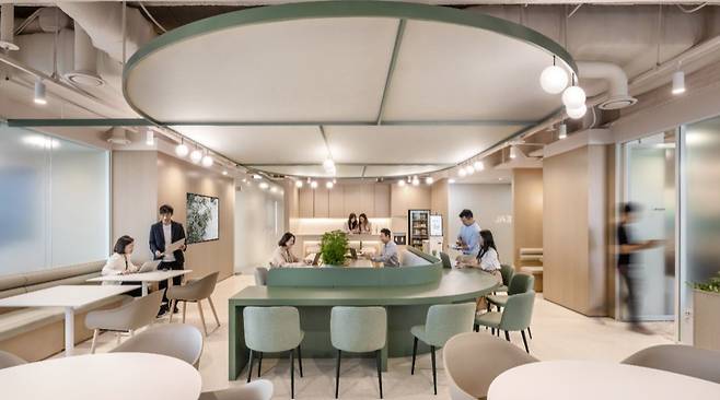 리모델링을 거쳐 8월에 다시 입주한 서울 삼성동 아셈타워의 로레알코리아 사무실. 지정좌석제 대신 자율좌석제를 도입하면서, 카페 겸 업무공간 겸 미팅공간 역할을 하는 다목적 공간이 크게 늘어났다. 로레알코리아&nbsp;