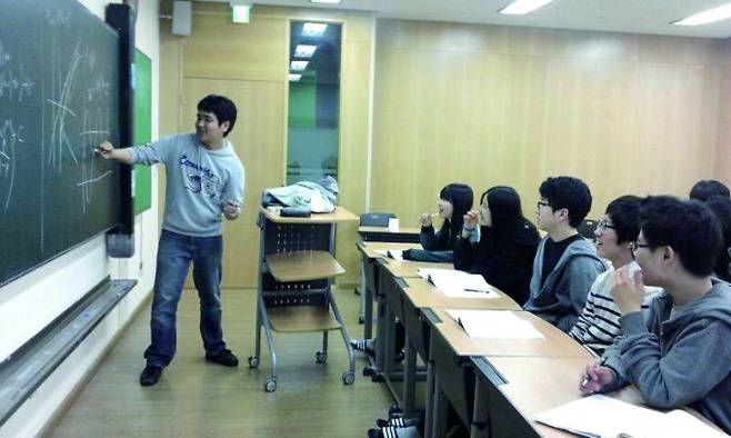 하나고 시절 후배들에게 수학을 가르치고 있는 손승연 강사. 이 경험을 시작으로 수학 교사를 꿈꿨다. 손승연 제공