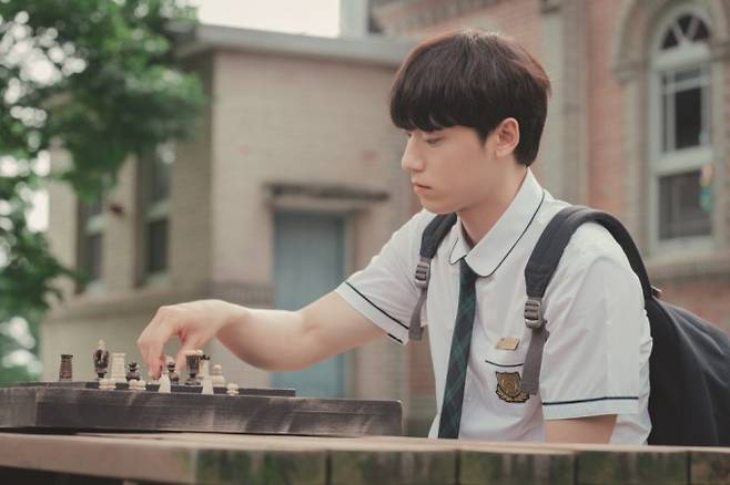 ‘멜랑꼴리아’의 한 장면으로 수학 천재 고등학생인 주인공이 체스를 두고 있다. 스튜디오드래곤 제공