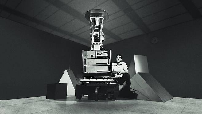 1969년에 완성된 최초의 이동형 로봇 셰이키와 이를 개발한 찰스 로즌. 에스알아이 누리집