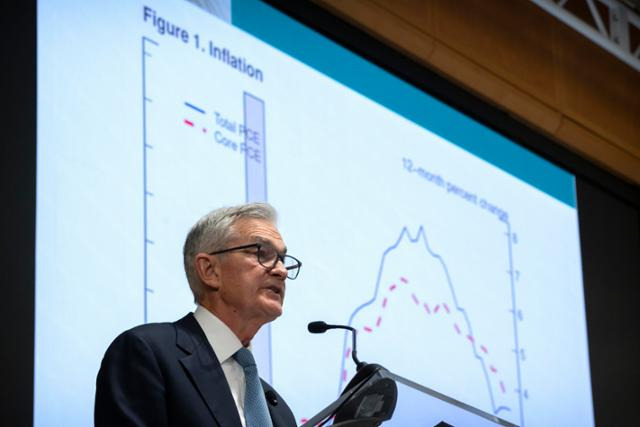 제롬 파월 미국 연방준비제도(Fed·연준) 의장이 지난 9일 워싱턴DC에서 국제통화기금(IMF)이 주최한 콘퍼런스에서 연설하고 있다. 미국 통화정책을 관장하는 연준의 결정에 따라 세계 금융시장이 출렁거린다. 미국의 통화이자 국제적으로 가장 중요한 통화라는 이중적 지위를 갖는 달러의 위상 때문이다. 워싱턴 DC AP=연합뉴스