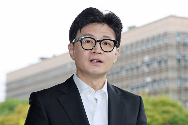 한동훈 법무부 장관이 27일 오전 정부과천청사 법무부로 출근하며 더불어민주당 이재명 대표의 구속영장 기각에 대한 취재진의 질문에 답하고 있다. / 사진=연합뉴스
