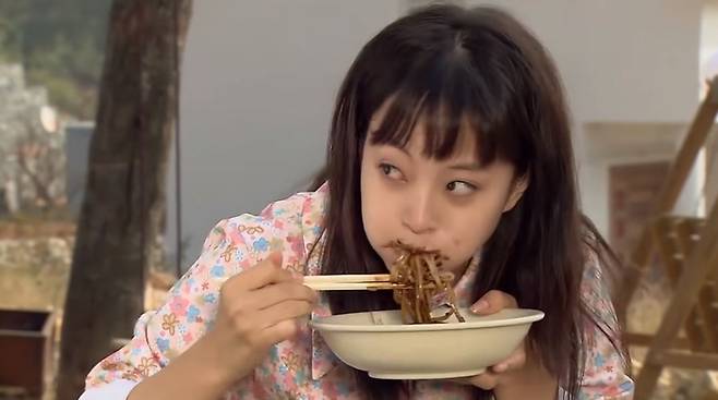 서민들의 음식, 물가 지표, ‘먹방’의 치트키로 자리매김해온 짜장면이 진화하고 있다. 배우 한예슬의 ‘짜장면 먹방’으로 유명한 2006년 드라마 <환상의 커플> 갈무리.