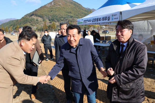 나동연 양산시장(사진 가운데)이 강남훈 국제신문 사장(사진 오른쪽)과 박수현 문화사업국장과 반갑게 악수를 하고있다. 전민철 기자